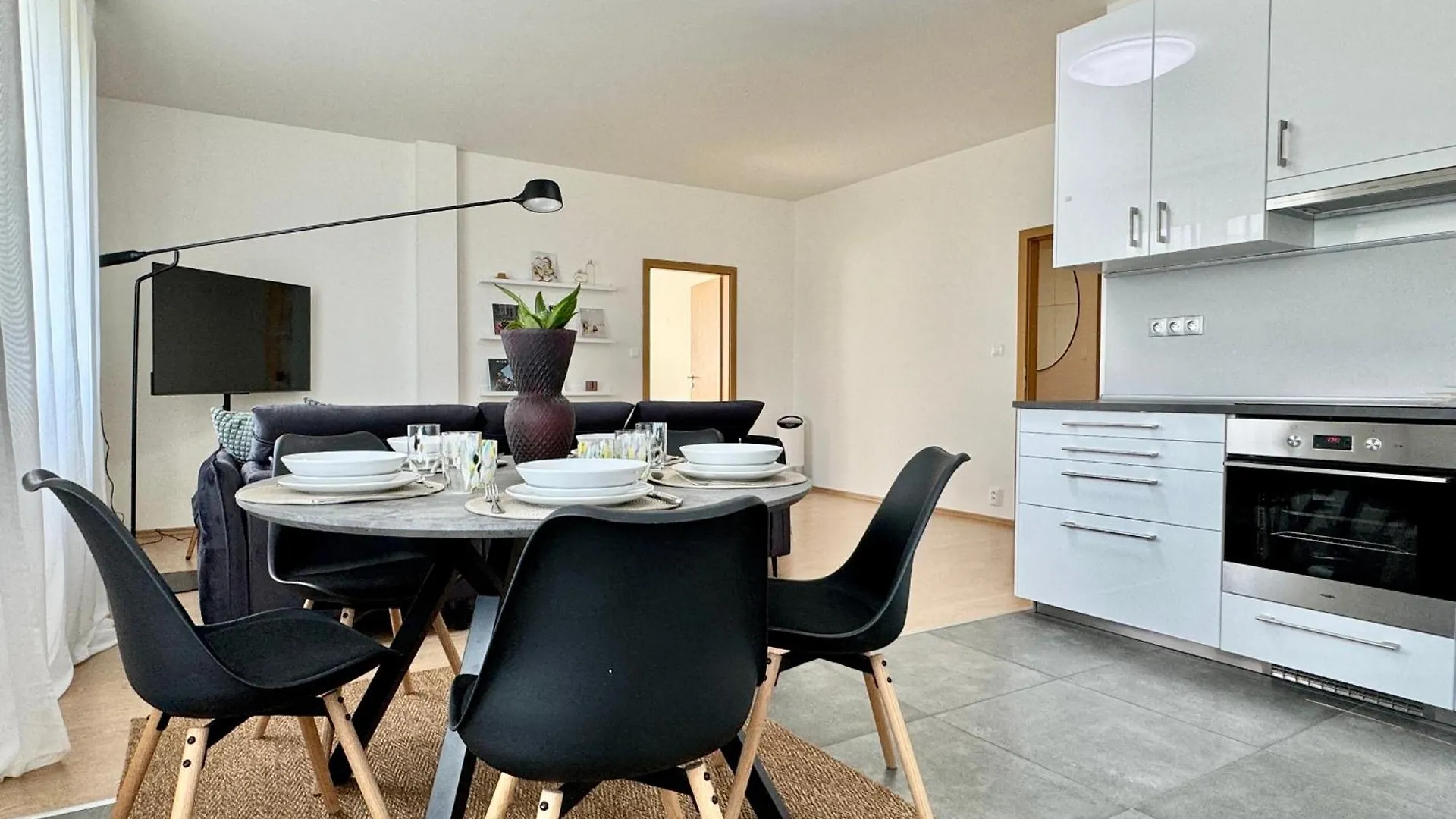 96M2 Designer Apartment, Free Garage Parking Prague Czech Republic